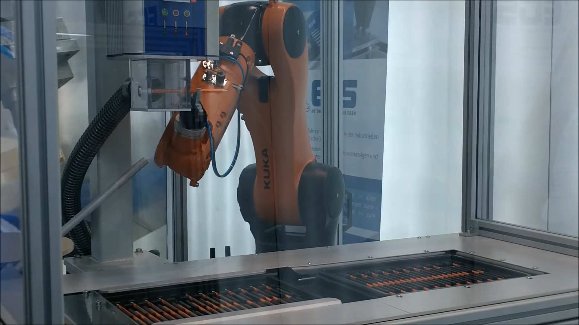 organger Roboter spitz einen Bleistift